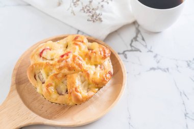 Yengeç sopa ekmek ile