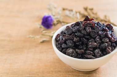 kabın içinde siyah kuru üzüm