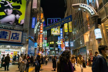 Tokyo, Japonya, 17 Kasım 2016: Shibuya Crossing, şehir sokak ile