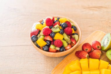 karışık taze meyve (çilek, ahududu, yaban mersini, kivi, mang