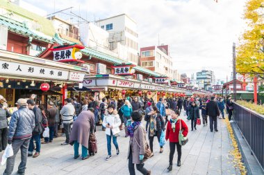 Toyko, Japonya - 28 Kasım 2016: turist yürümek Nakamise Dori se üzerinde