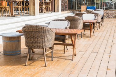 Boş sandalye ve masa açık veranda