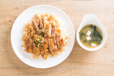 Teriyaki tavuk miso çorbası ile tepesinde pirinç