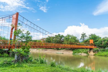 Turuncu köprüden nehre Vang Vieng mağarada Jung, 