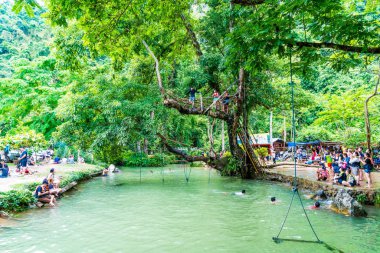 Vangvieng, Laos 13 Mayıs 2017: Turist Blue Lagoon tadını çıkarın