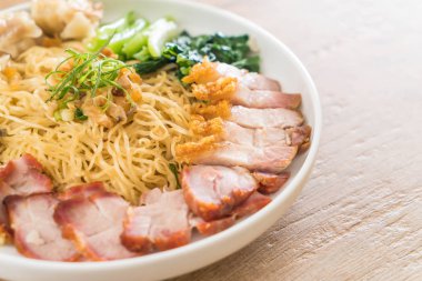 Yumurta noodle kırmızı kızarmış domuz, gevrek domuz eti, köfte ve çorba ile 