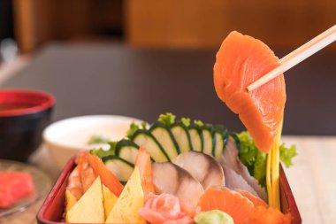 Pirinç bento kutusunda Ham taze sashimi