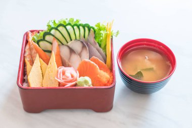 Pirinç bento kutusunda Ham taze sashimi