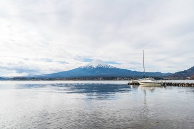 Japonya 'daki Kawaguchiko Gölü' nde Fuji Dağı..