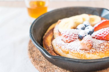 taze çilek yaban mersini ve muz ile gözleme 