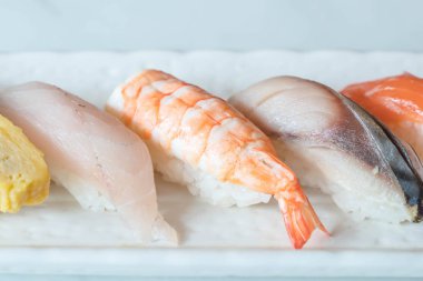 Ham ve taze nigiri suşi beyaz plaka 