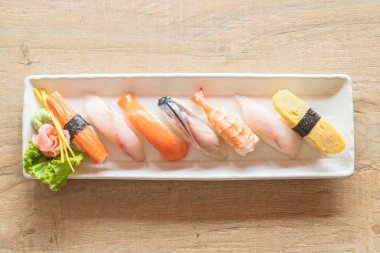 Ham ve taze nigiri suşi beyaz plaka 