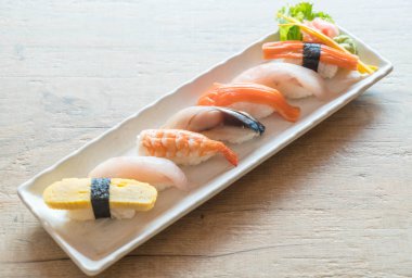 Ham ve taze nigiri suşi beyaz plaka 
