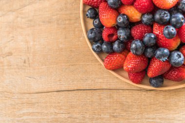 taze yaban mersini, çilek ve rasberry 