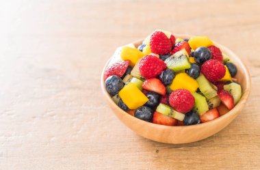 karışık taze meyve (çilek, ahududu, yaban mersini, kivi, mang