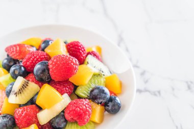 karışık taze meyve (çilek, ahududu, yaban mersini, kivi, mang