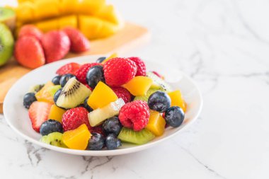 karışık taze meyve (çilek, ahududu, yaban mersini, kivi, mang