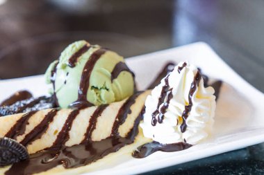 dondurma ve çırpılmış kremalı krep