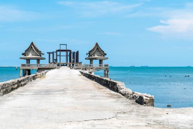 Deniz kumsalda köşk