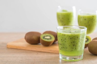 Sağlıklı taze kivi smoothie cam