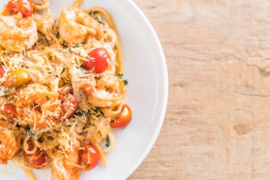 Spagetti karides, domates, fesleğen ve peynir ile 