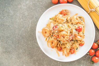 Spagetti karides, domates, fesleğen ve peynir ile 