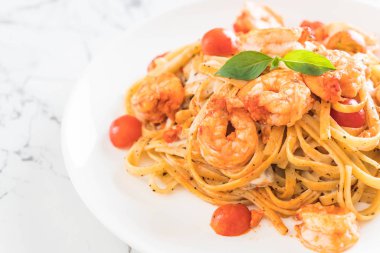 Spagetti karides, domates, fesleğen ve peynir ile 