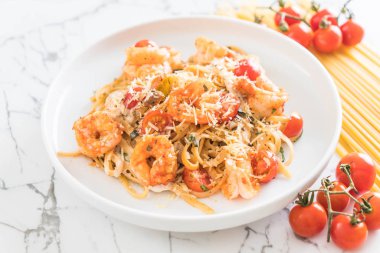 Spagetti karides, domates, fesleğen ve peynir ile 