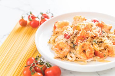 Spagetti karides, domates, fesleğen ve peynir ile 