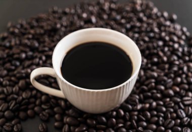 Kahve fincanı ve fasulye