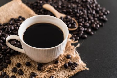 Kahve fincanı ve fasulye