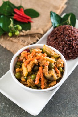 Domuz eti ve berry pirinç Panaeng köri