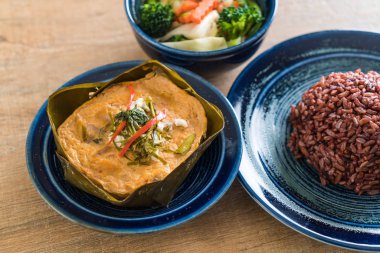 Haşlanmış balık köri ile yapıştırın ve pirinç berry