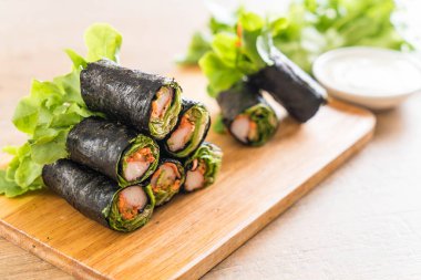 Yosun Salata rulo Yengeç sopa ile