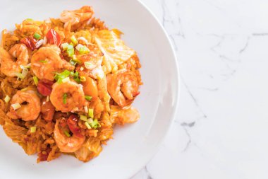 Kore baharatlı sos ve karides kızarmış pilav