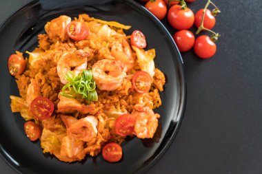 Kore baharatlı sos ve karides kızarmış pilav