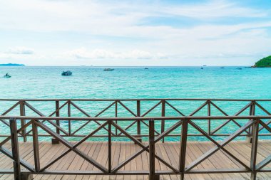 Güzel tropikal beach Koh Larne Patta içinde adlı ile tahta köprü