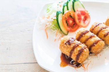 Kızarmış patates Tonkatsu sos ile