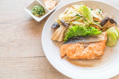 sebze ile kızarmış som balığı biftek