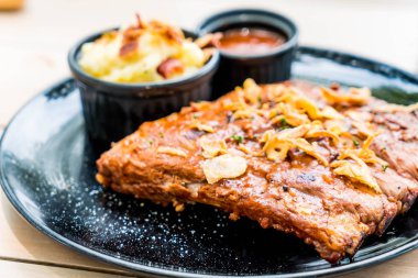 Izgara kaburga domuz barbekü sosu ile