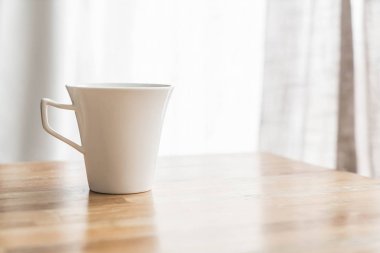 Masanın üzerinde bir kahve fincanı.