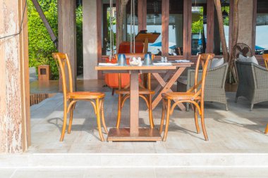 Boş sandalye ve masa 