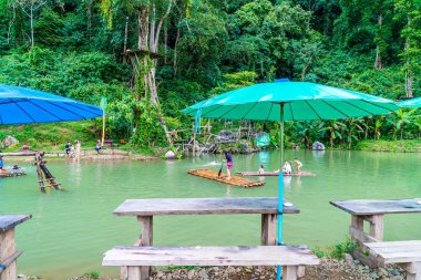 Vangvieng, Laos 13 Mayıs 2017: Turist Blue Lagoon tadını çıkarın