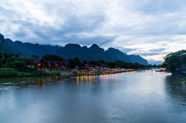 Vang Vieng, Laos nehirde Nam şarkı