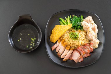 Yumurta noodle kırmızı kızarmış domuz, gevrek domuz eti, köfte ve çorba ile 