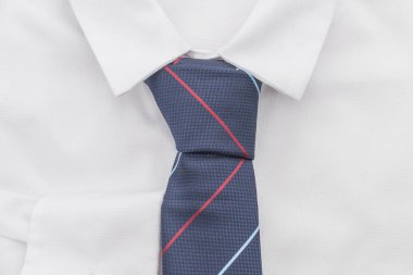 beyaz gömlek kravat ile