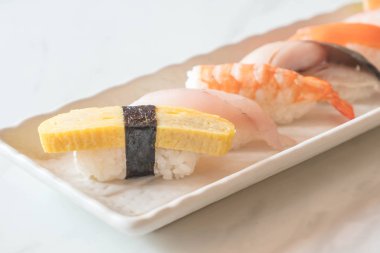 Ham ve taze nigiri suşi beyaz plaka 