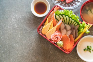 Pirinç bento kutusunda Ham taze sashimi