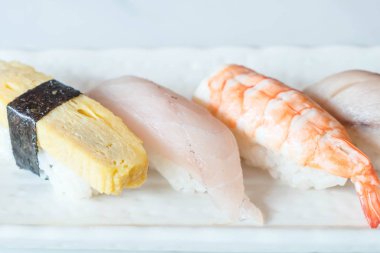 Ham ve taze nigiri suşi beyaz plaka 