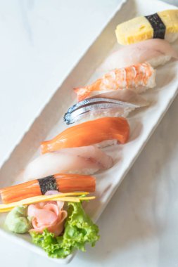 Ham ve taze nigiri suşi beyaz plaka 